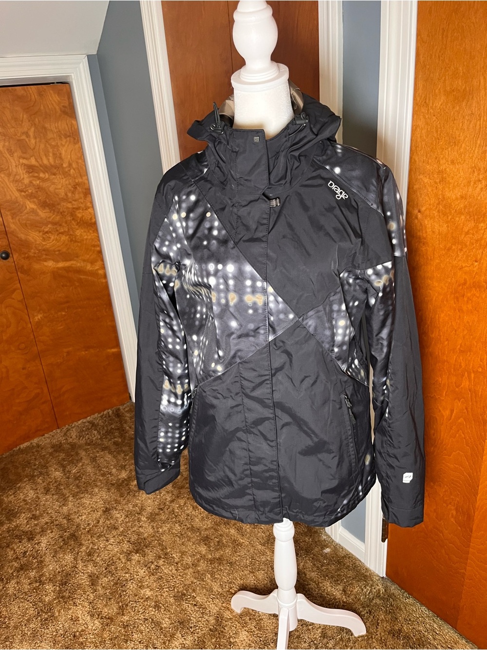 Orage Black & Gray Abstract Dot Ski Jacket. Women’s size medium.